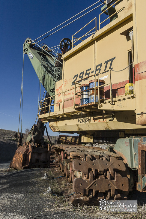 Pelle électrique à câbles sur chenilles à la mine de Carmaux