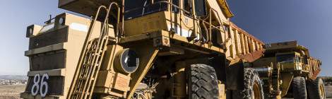 ...Tombereaux rigides les camions de la mine....