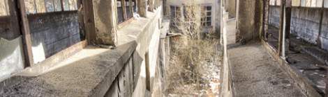 ...Vue entre les deux ponts transbordeur du lavoir à charbon de Blayes-les-Mines...