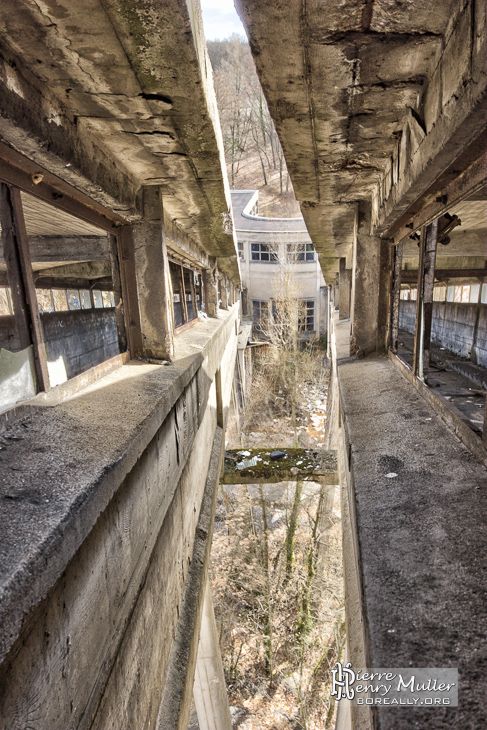 Vue entre les deux ponts transbordeur du lavoir à charbon de Blayes-les-Mines