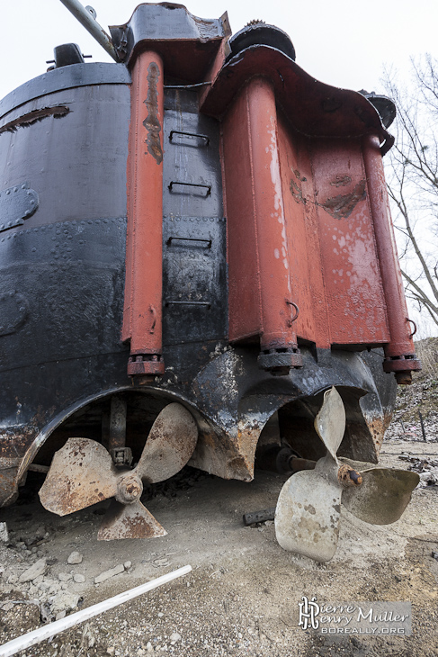 Arrière d'une péniche à double hélice à la casse