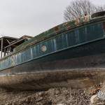 Bateau de plaisance en attente de destruction à la casse