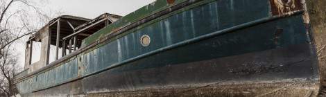 ...La casse accueille aussi des bateaux de plaisance, celui-ci attend son tour pour un ferraillage à la casse....