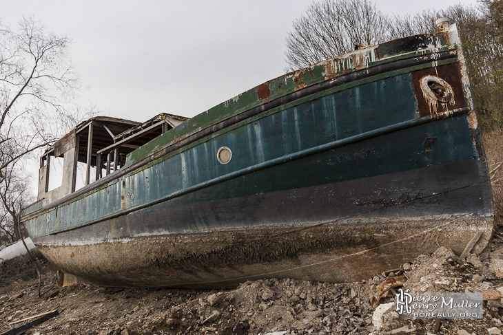 Bateau de plaisance en attente de destruction à la casse