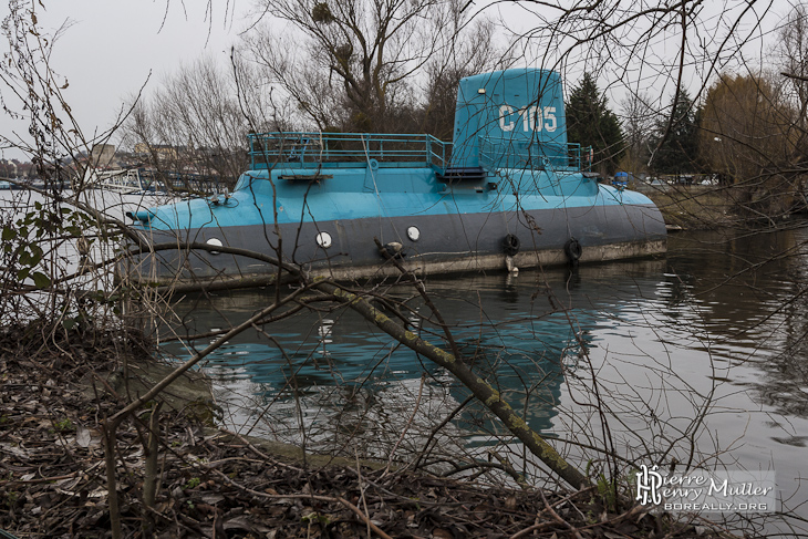 Casse péniche et sous-marin C105 attendant sa destruction à Conflans