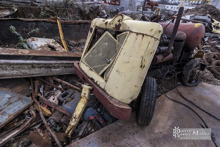 Engin remorque motorisée abandonné