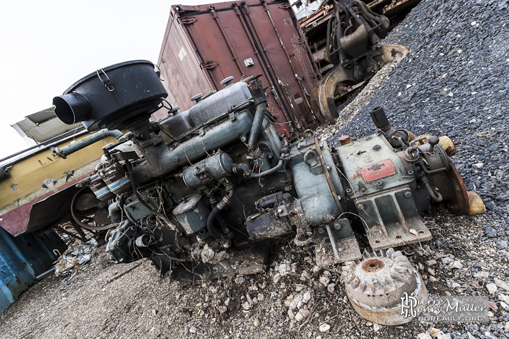 Moteur de péniche abandonné à la casse