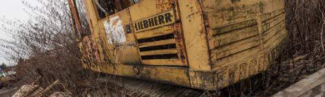 ...Pelle mécanique de marque Liebherr modèle 941 abandonné et en mauvais état à la casse de Conflans....