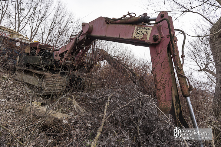 Pelleteuse démolition Sager abandonnée de la casse de Conflans