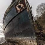 Proue du bateau de plaisance voué à la destruction à la casse