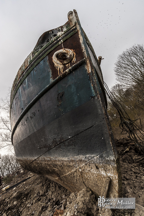 Proue du bateau de plaisance voué à la destruction à la casse