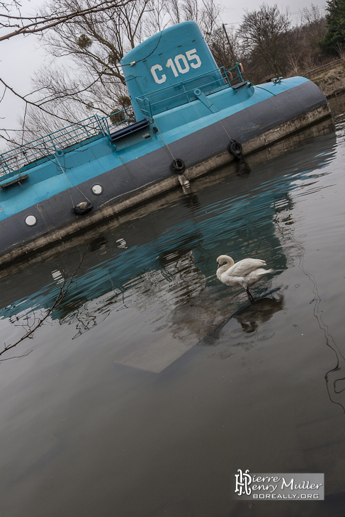 Sous-marin C105 sur la seine attendant sa destruction