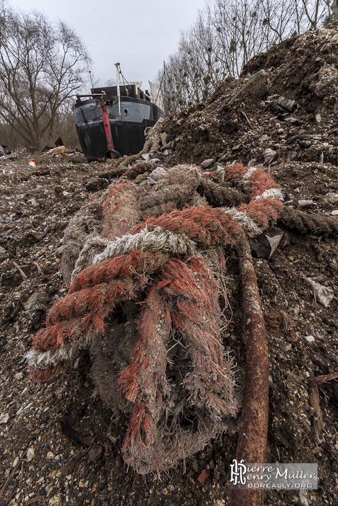 Vieille amarre de péniche et péniche échouée pour la destruction