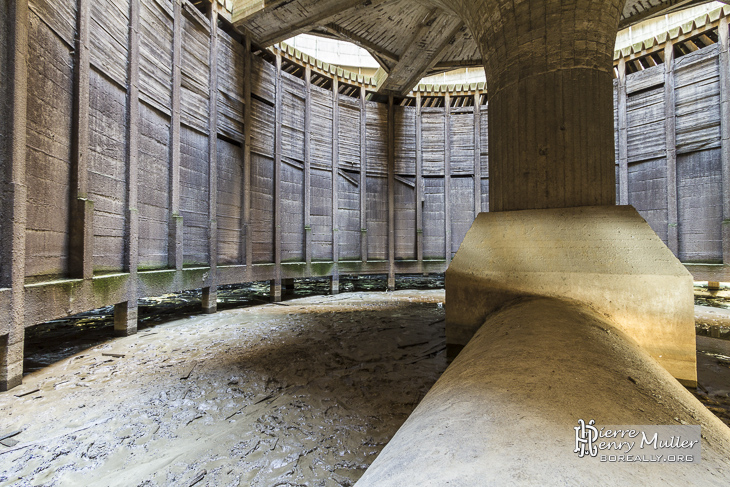 Canalisation en béton d'arrivée d'eau depuis la centrale