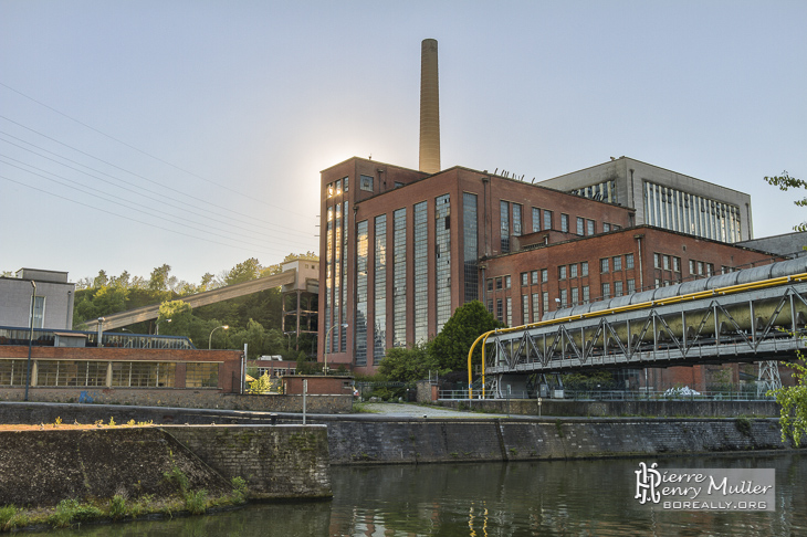 Centrale électrique IM au soleil couchant