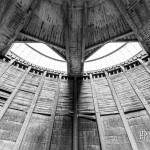 Sous la structure de la tour de refroidissement
