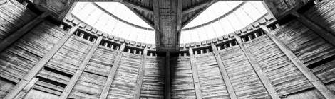 ...Sous la structure de la tour de refroidissement....
