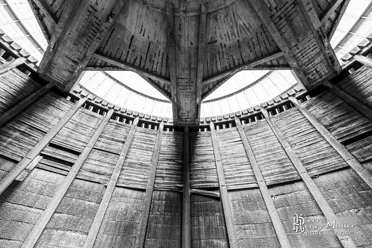 Sous la structure de la tour de refroidissement