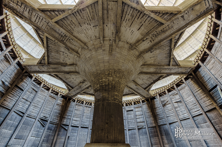 Structure d'arrivée de l'eau chaude venant de la centrale