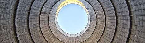 ...L’intérieur de la tour de refroidissement de la centrale semble en son centre proche d’un tunnel pointé vers le ciel....