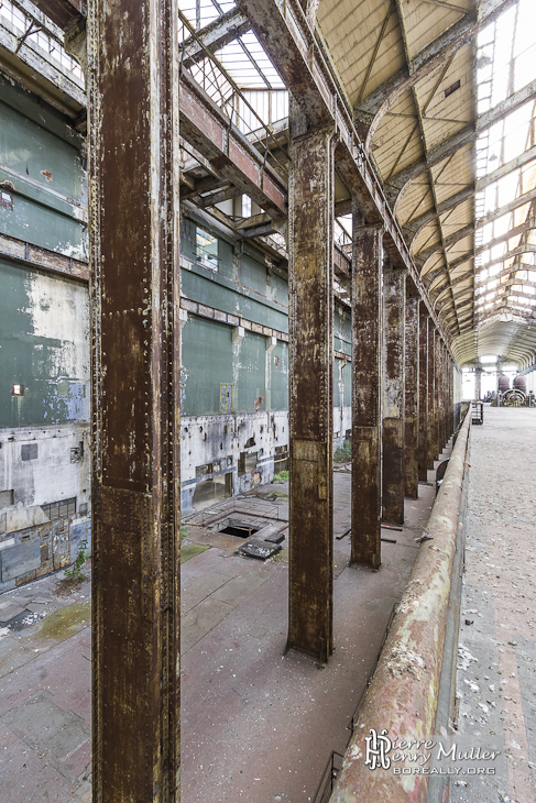 Alignement des poutrelles de la structure du hall des chaudières de la centrale EDF