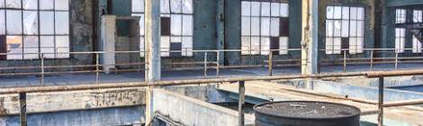 ...Vue TTHDR du hall de la salle des machines de la centrale EDF avec un bidon d’hydrocarbure, la verrière et les baies vitrées à Saint-Denis....