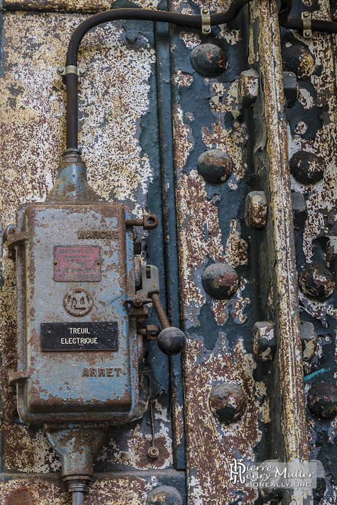 Boitier électrique sur un poutre métallique rouillée à la centrale EDF