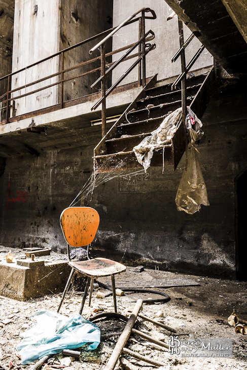Chaise abandonné et escalier coupé dans les souterrains de la centrale EDF
