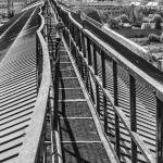 Chemin sur la verrière du toit de la centrale aux barrière tordues par la chaleur