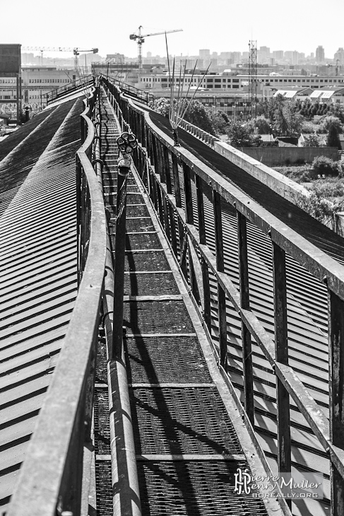 Chemin sur la verrière du toit de la centrale aux barrière tordues par la chaleur