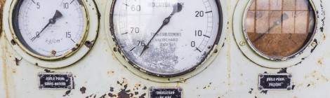 ...Compteurs à aiguilles sur le panneau de contrôle de la chaudière à vapeur Alstom...