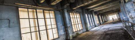 ...Couloir obscure avec baies vitr&eacute;es diffusant de la lumi&egrave;re &agrave; la centrale EDF...