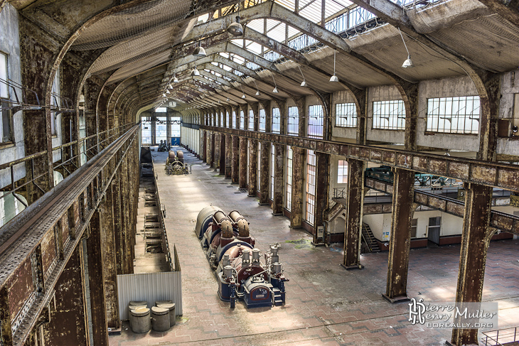 Ensemble du hall des chaudières à vapeur Alstom de la centrale EDF Saint-Denis en TTHDR