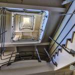 Escalier d'un bâtiment de la centrale EDF Saint-Denis