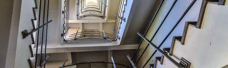 ...Escalier d’un bâtiment de la centrale EDF Saint-Denis en photo TTHDR....