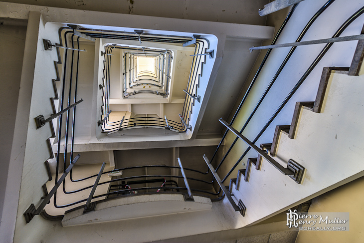 Escalier d'un bâtiment de la centrale EDF Saint-Denis