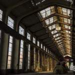 Hall des chaudières en pénombre de la centrale EDF Saint Denis