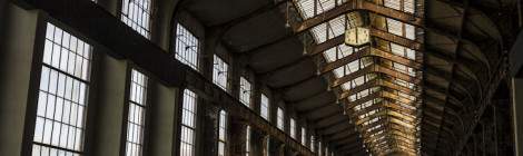 ...Hall des chaudières en pénombre de la centrale EDF Saint Denis...