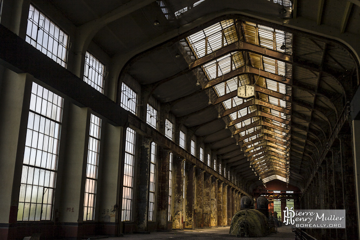 Hall des chaudières en pénombre de la centrale EDF Saint Denis