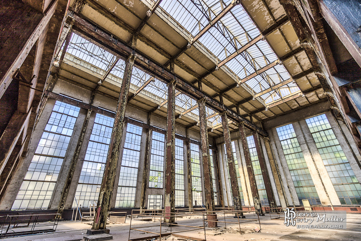 Hall de maintenance des chaudières en HDR à la centrale EDF Saint-Denis