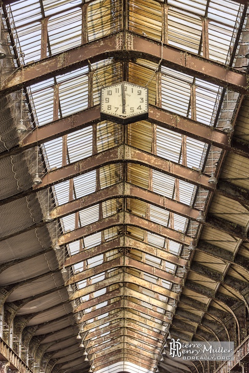 Horloge au plafond du hall vitré de la centrale EDF Saint-Denis en TTHDR