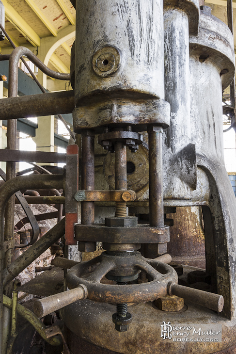 Mécanismes sur une chaudière de la centrale EDF Saint-Denis