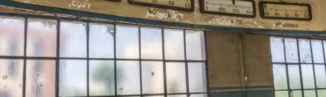 ...Quatre panneaux indiquent, dans la salle de contrôle de la centrale EDF, différents éléments de la production électrique. De gauche à droite, le cosinus phi, un panneau non reconnaissable, la puissance en méga watt, la fréquence du signal....