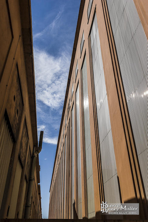 Passage entre les deux tronçons de la centrale EDF Saint-Denis