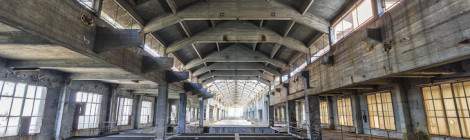...Plafond en béton du hall de la salle des machines de la centrale EDF...