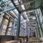 Structure du bâtiment de la salle des machines couleur bleue vu depuis le rez de chaussée