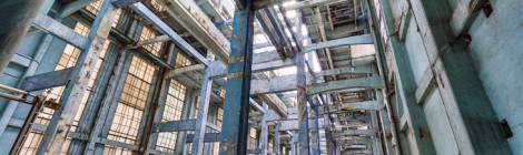 ...Vue TTHDR de la salle des machines avec sa structure en béton peint en bleu depuis le rez de chaussée....