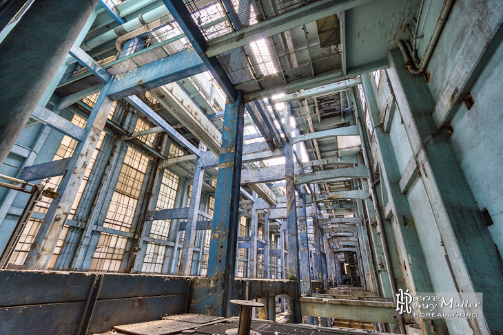 Structure du bâtiment de la salle des machines couleur bleue vu depuis le rez de chaussée