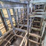 Structure en béton d'un hall à plusieurs étages à la centrale EDF Saint-Denis en TTHDR