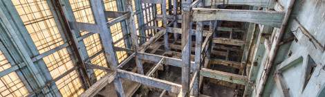 ...Ce bâtiment devait contenir beaucoup de machines vu l’espace entre les structures en béton et le peu de plancher disponible.La hauteur de la structure est asse grande et abondamment éclairée par les vitres latérales, photo en TTHDR....